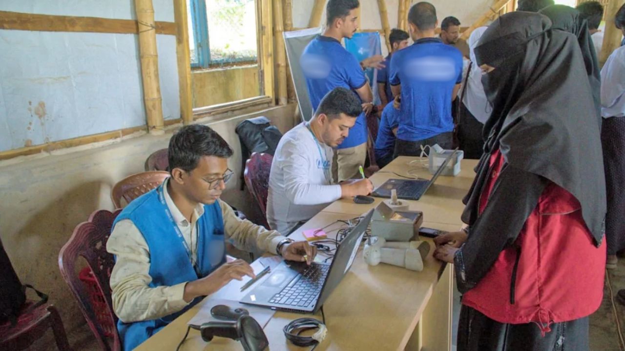 নিজনামে নিবন্ধিত মোবাইল সিম কার্ড পাচ্ছে রোহিঙ্গারা